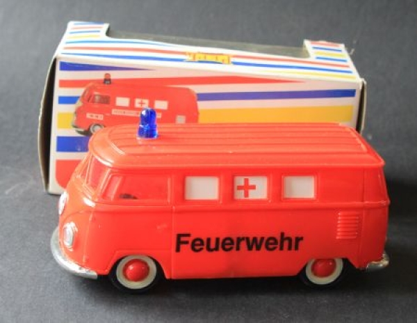 Pepe Volkswagen T1 Feuerwehr-Bus 1965 Plastikmodell mit Friktionsantrieb in Originalbox (9110)